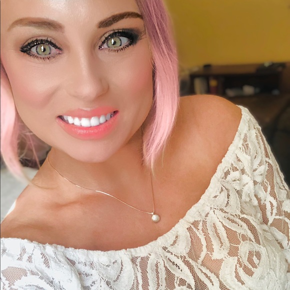 Meet your Posher, Becca - Picture 1 of 8